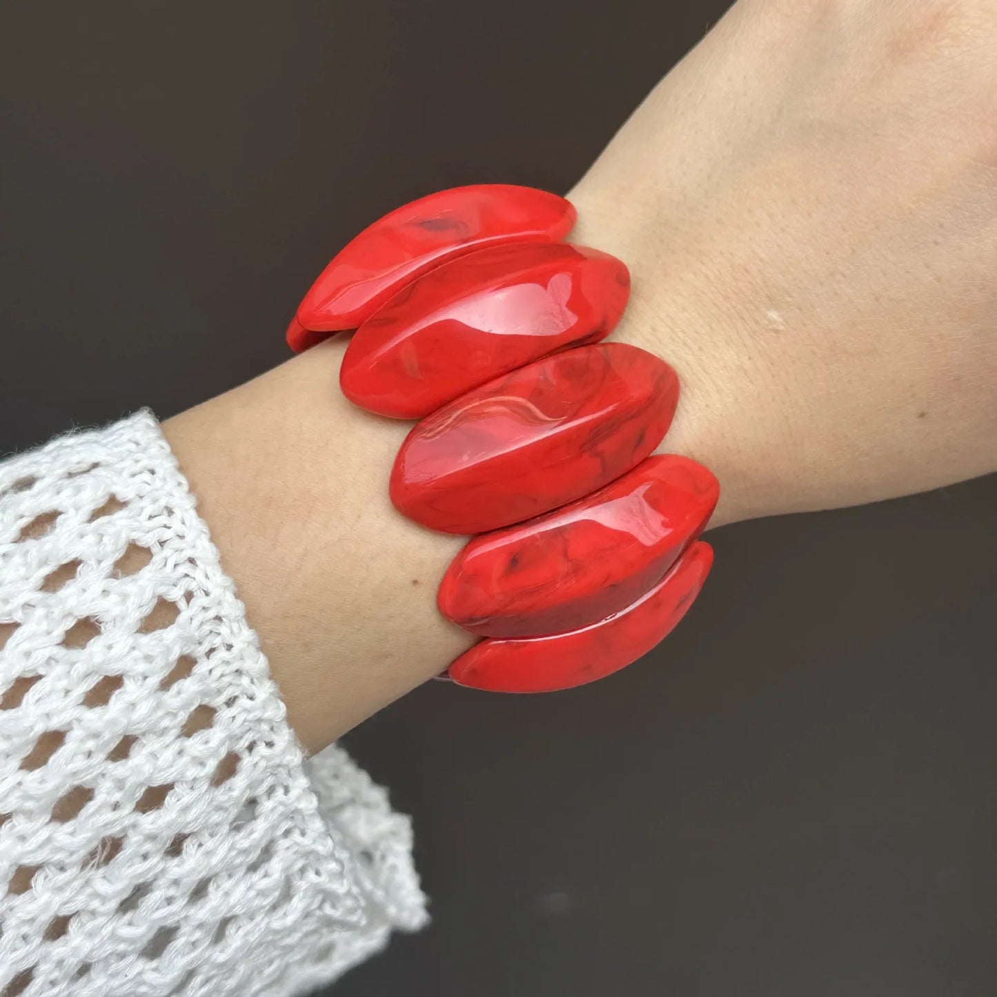 KMVEXO Vintage Wide Red Geometric Resin Bangles – Irregular Chunky Acrylic Bracelets for Women Summer Gift