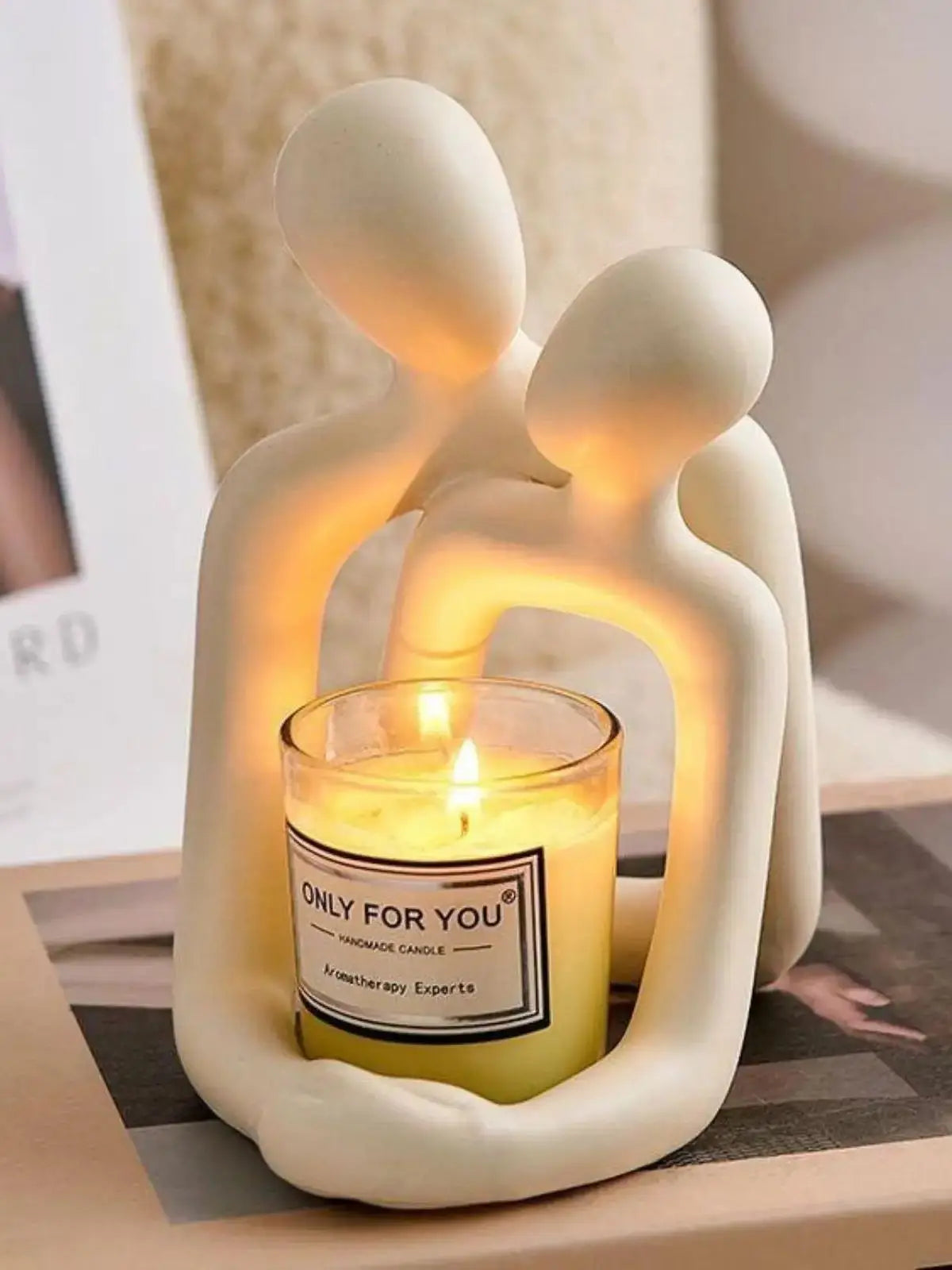 Heartwarming Couple Resin Statue – Modern Home Decor for Bookshelves, Desks, and Nightstands