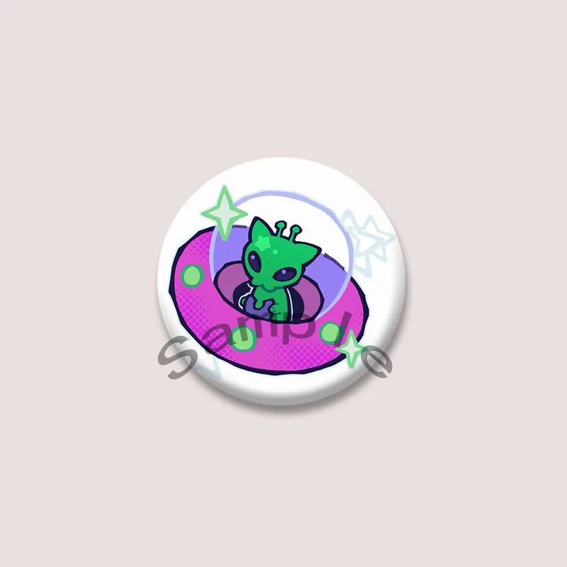 Cute Green Alien Cat Round Badge – Funny Cartoon Animal Brooch Pin for Backpack, Lapel & Gifts