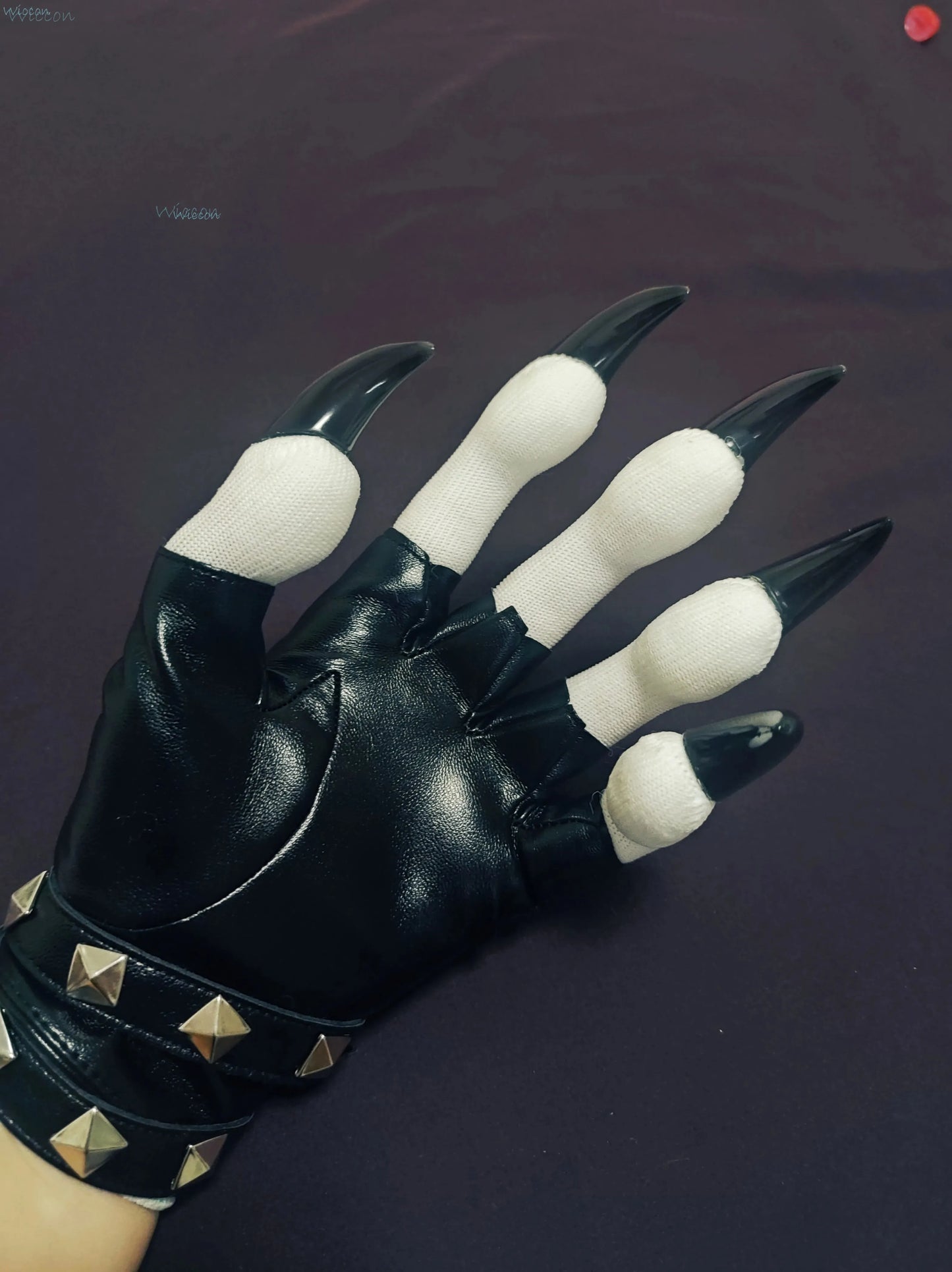 Kigurumi Furry Claw Gloves — Plush Fursuit Paws for Cosplay Unisex Handwear (Black/White/Multicolor)