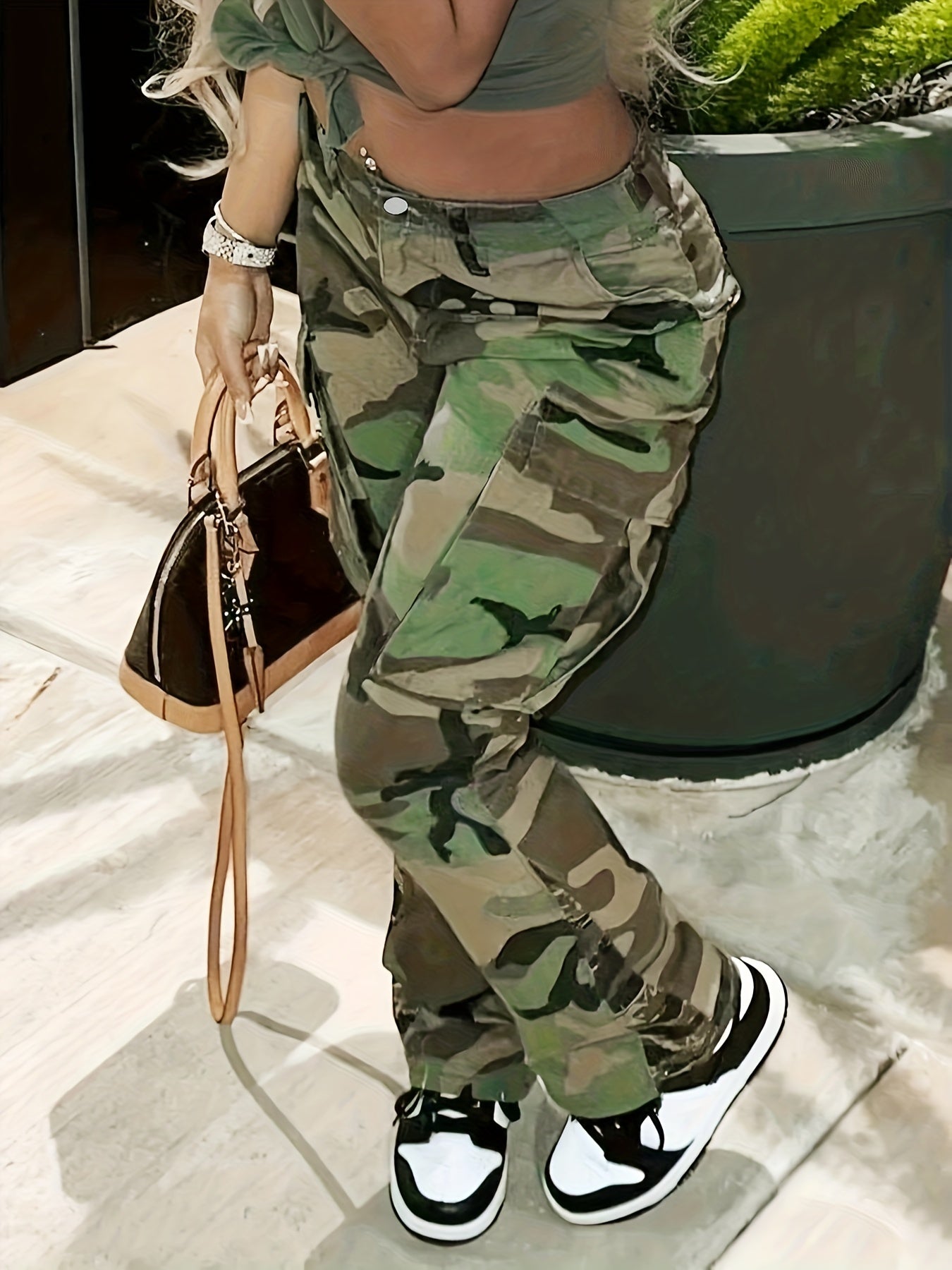 Fashionable High-Waist Camouflage Cargo Jeans – Sleek Straight Fit with Medium Stretch & Stylish Flap Pockets – Trendy High-Rise Denim Pants for Women