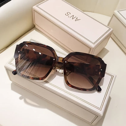 Ladies Fashion Outdoor Travel Street Style - Trendy Personality Apparel for Every Adventure