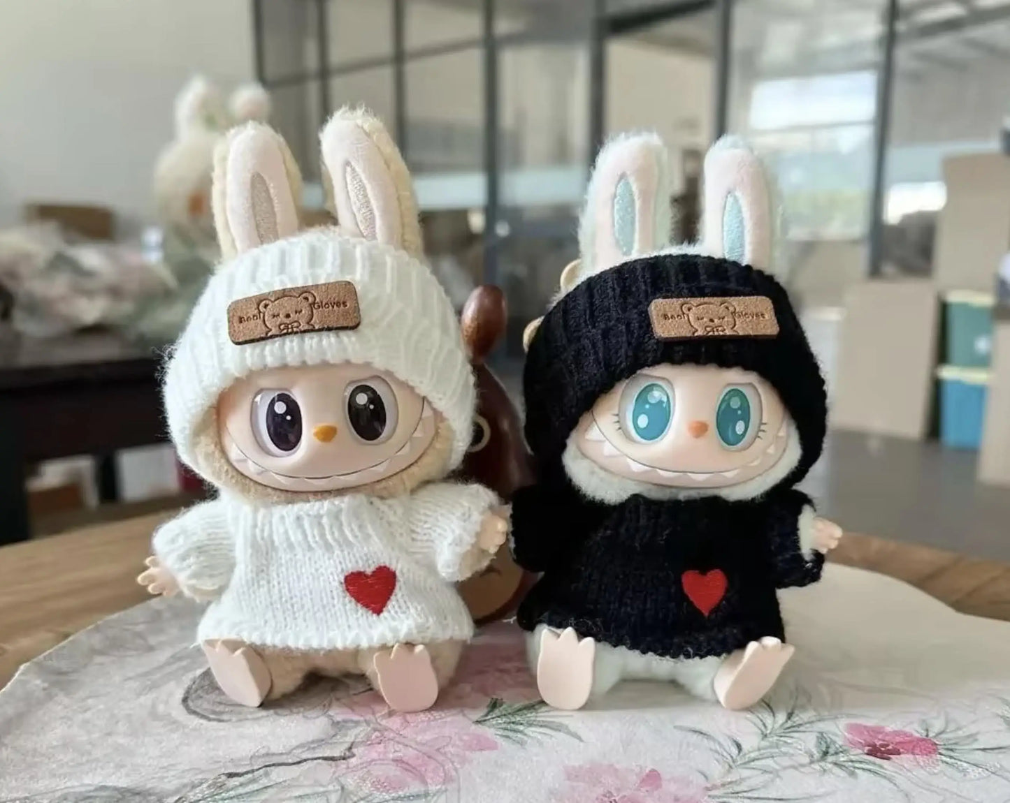 Labubu Doll Outfit Set – 17cm Bear Label Hat & Love Sweater, Cute Little Clothes for Decoration