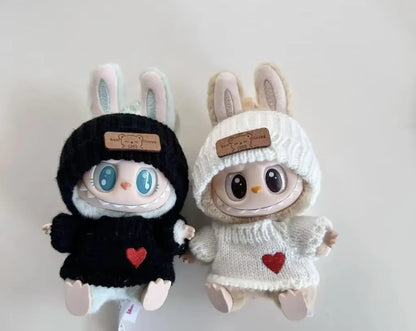 Labubu Doll Outfit Set – 17cm Bear Label Hat & Love Sweater, Cute Little Clothes for Decoration