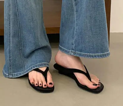 Women's Red Square-Toe Flip Flops - Low Heel Casual Summer Beach Mules