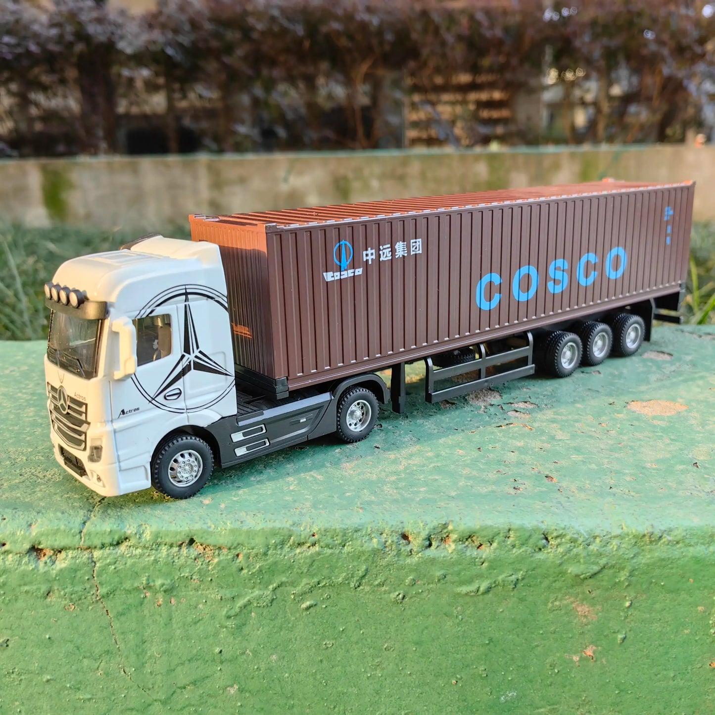 1:50 Large Diecast Alloy Truck Model – Pull-Back Sound & Light Container Transport Vehicle Toy for Boys’ Gifts