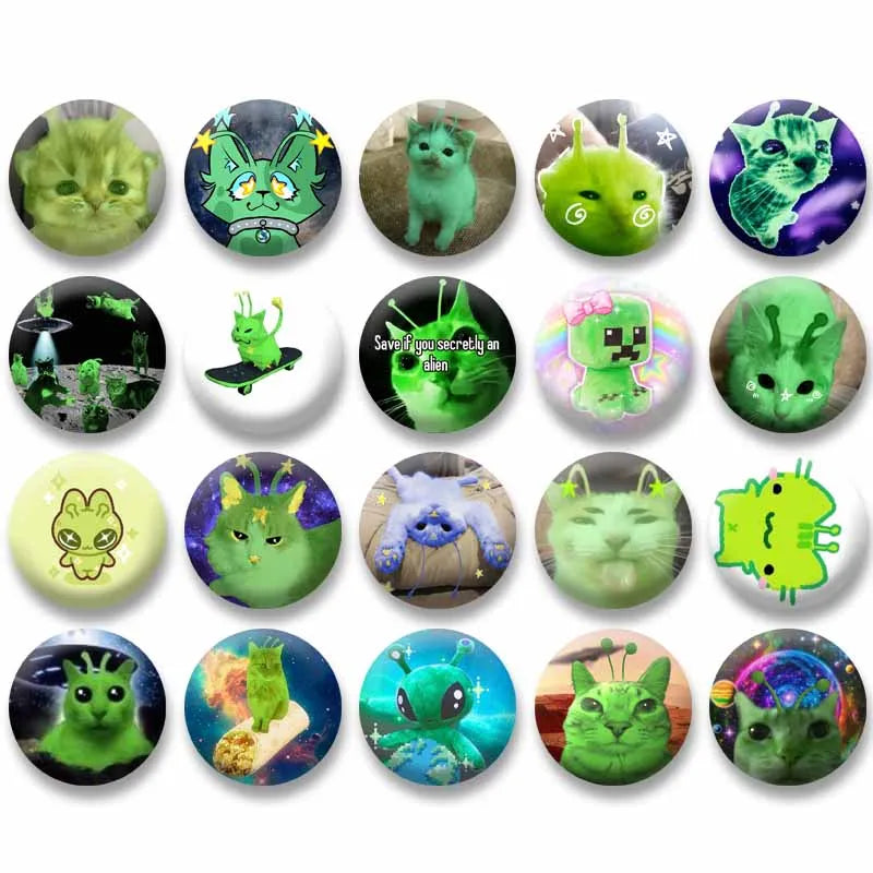 Cute Green Alien Cat Round Badge – Funny Cartoon Animal Brooch Pin for Backpack, Lapel & Gifts