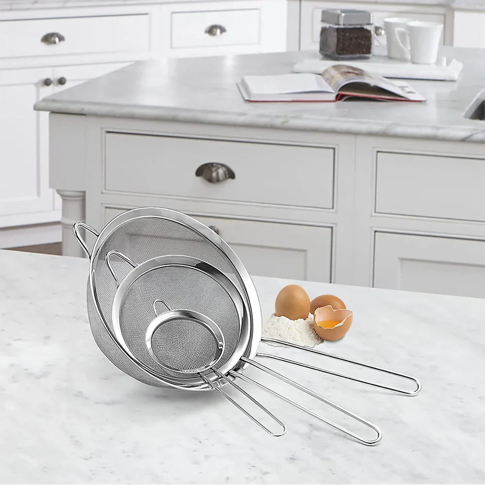 Stainless Steel Fine Mesh Flour Sifter with Handle: Baking Accessories for Precise Flour Sieving - Item 0859