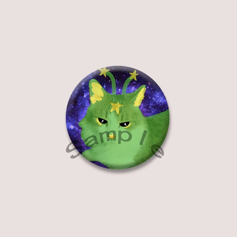 Cute Green Alien Cat Round Badge – Funny Cartoon Animal Brooch Pin for Backpack, Lapel & Gifts