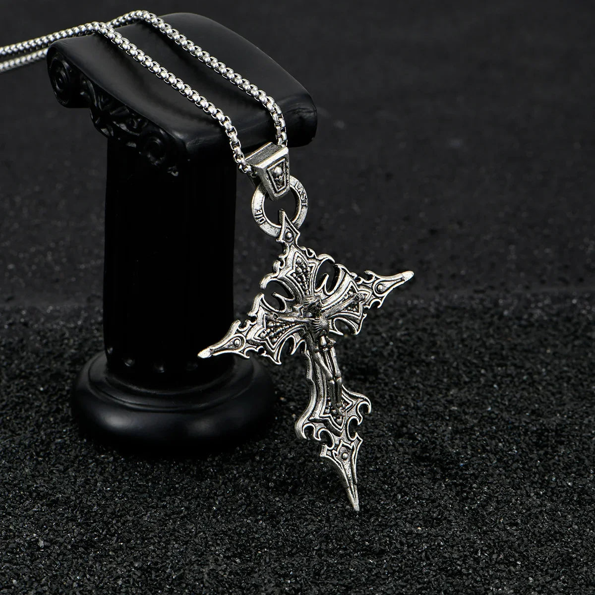 Retro Gothic Skull Cross Necklace - Personalized Halloween Pendant Jewelry for Men and Women