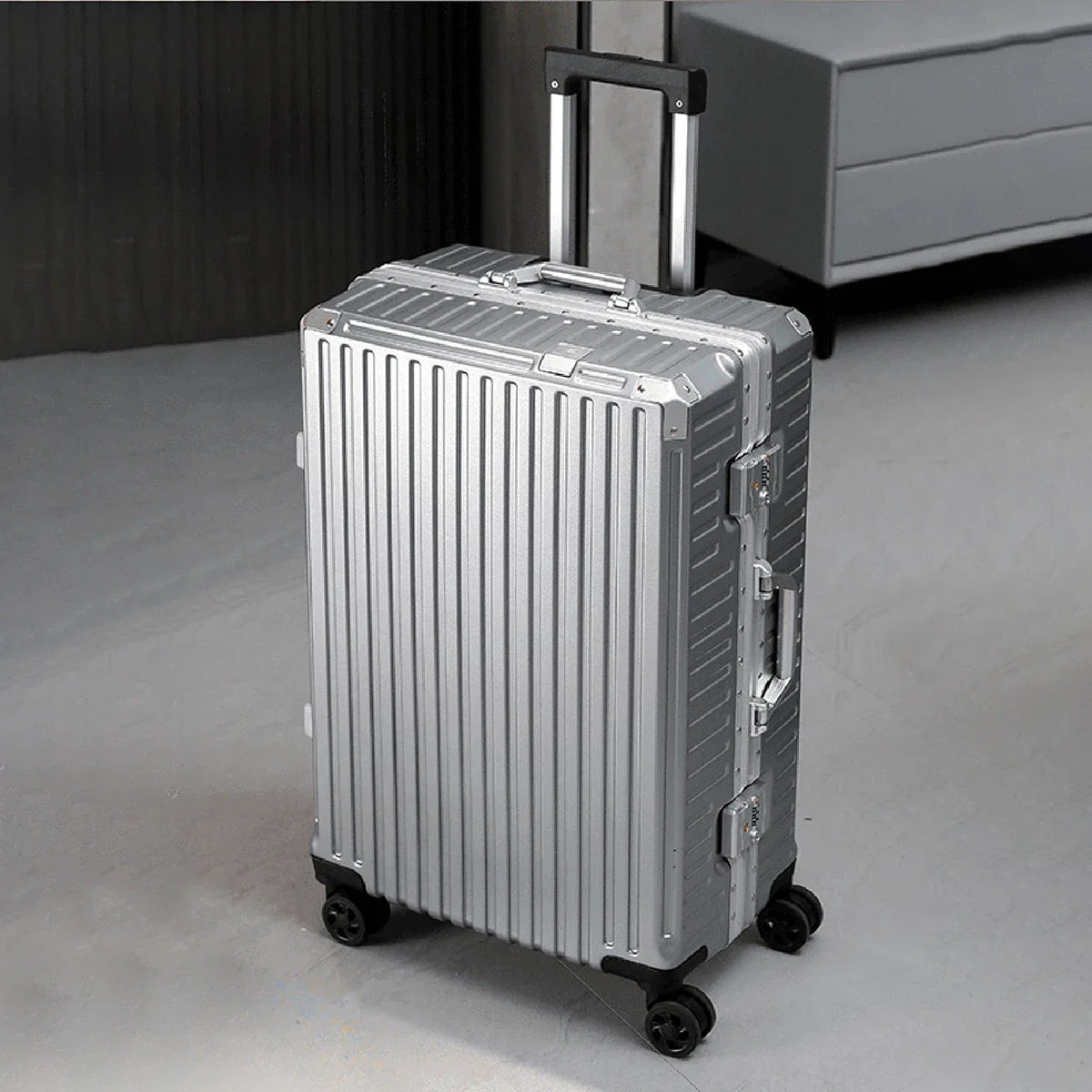 Aluminum Frame Rolling Luggage – 20/24/26/28 Inch Suitcase with USB Port, Combination Lock & Wheels