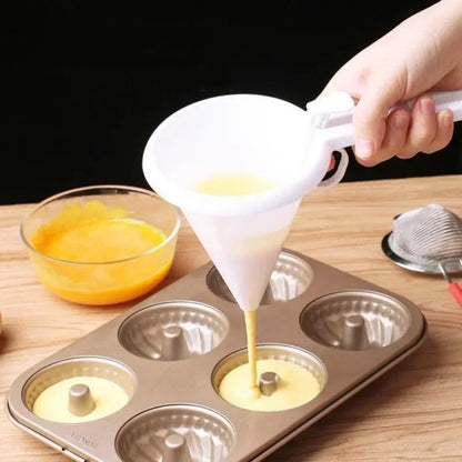 Handheld Batter Dispenser Cup – Precision Cake & Cupcake Baking Tool for Cream, Chocolate & Pastry Portion Control Funnel