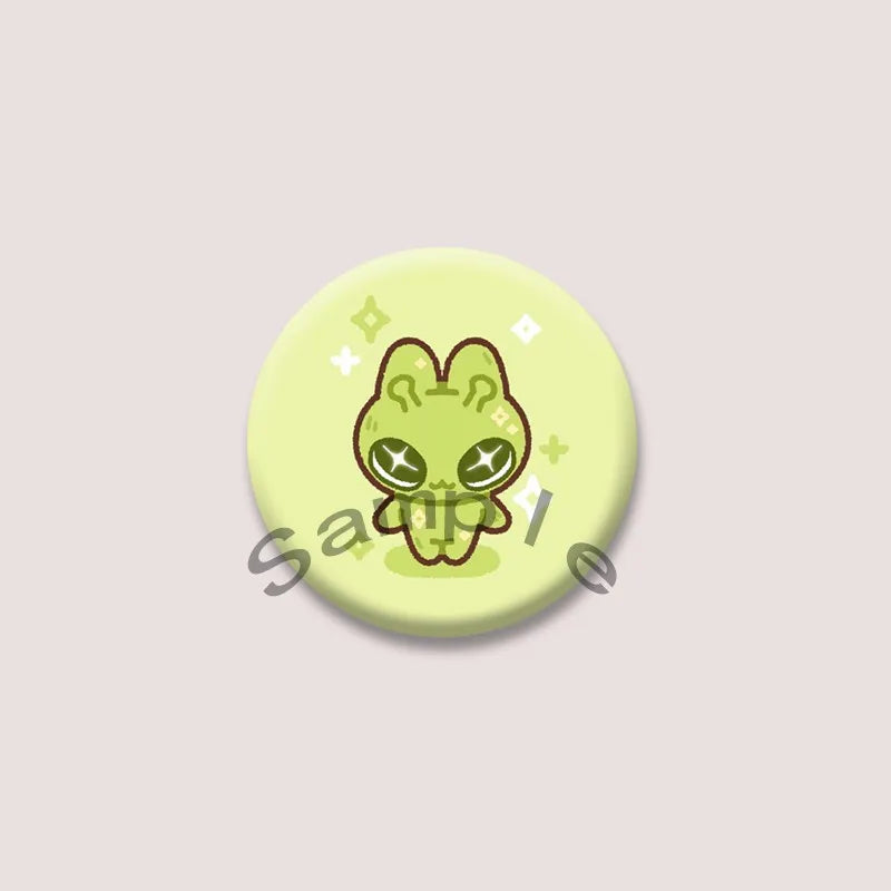 Cute Green Alien Cat Round Badge – Funny Cartoon Animal Brooch Pin for Backpack, Lapel & Gifts