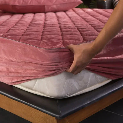 Plush Quilted Mattress Cover - Thick Warm Crystal Velvet Fitted Bed Sheet for Queen & King Beds, Pillowcase Not Included