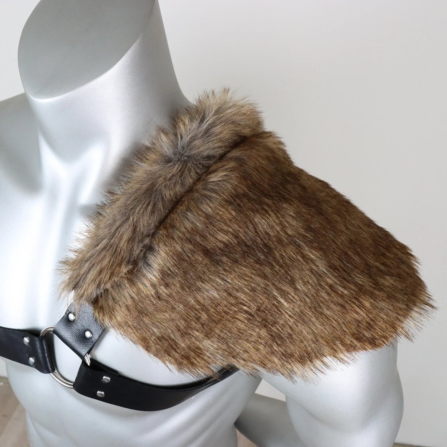 UYEE Men's Medieval Viking Fur Shawl – Barbarian Shoulder Cowl Mantle with Chest Belt & Fur Capelet for Cosplay