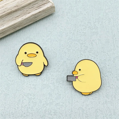 Cute Yellow Duck with Knife Enamel Brooch – Fun Cartoon Metal Pin, Creative Personality Badge & Best Friend Gift