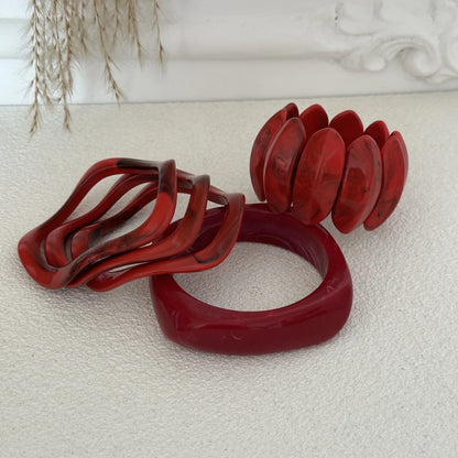 KMVEXO Vintage Wide Red Geometric Resin Bangles – Irregular Chunky Acrylic Bracelets for Women Summer Gift