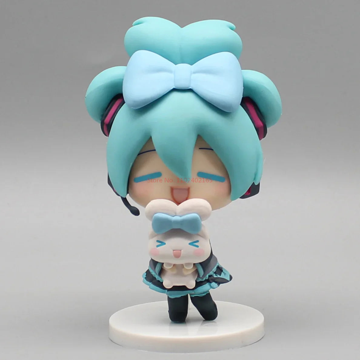 Hatsune Miku Anime Figurine – Holding Cinnamoroll, Bean-Eyed Kawaii Action Figure, Tabletop Decoration & Toy Gift for Children