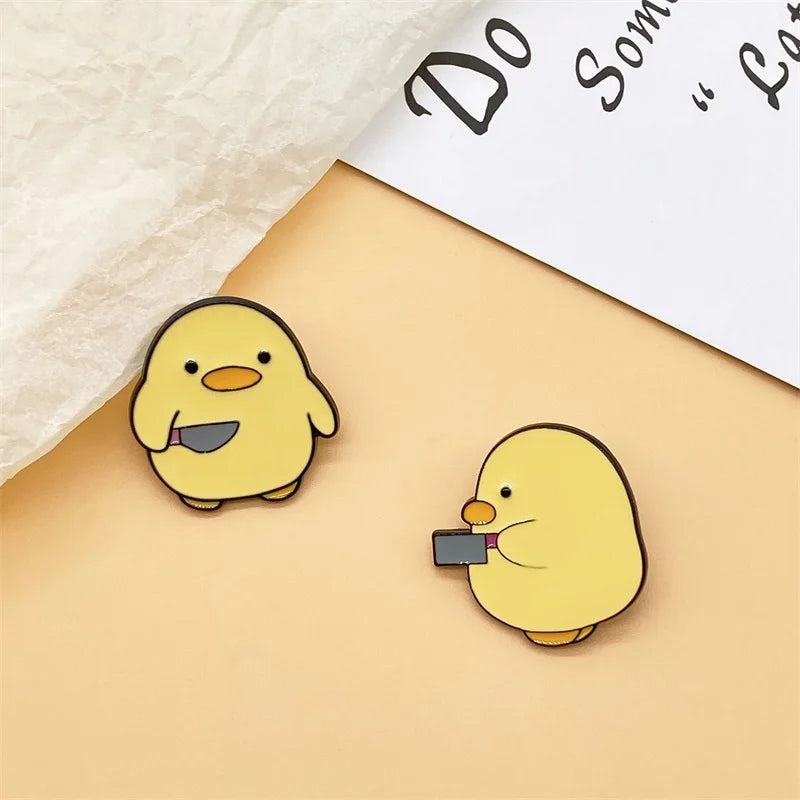 Cute Yellow Duck with Knife Enamel Brooch – Fun Cartoon Metal Pin, Creative Personality Badge & Best Friend Gift