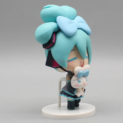 Hatsune Miku Anime Figurine – Holding Cinnamoroll, Bean-Eyed Kawaii Action Figure, Tabletop Decoration & Toy Gift for Children