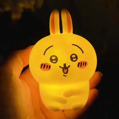 Anime Chikawa Kawaii Desktop Night Light – Hachiware & Usagi Cartoon Vinyl Doll Luminous Toy for Girls’ Gifts