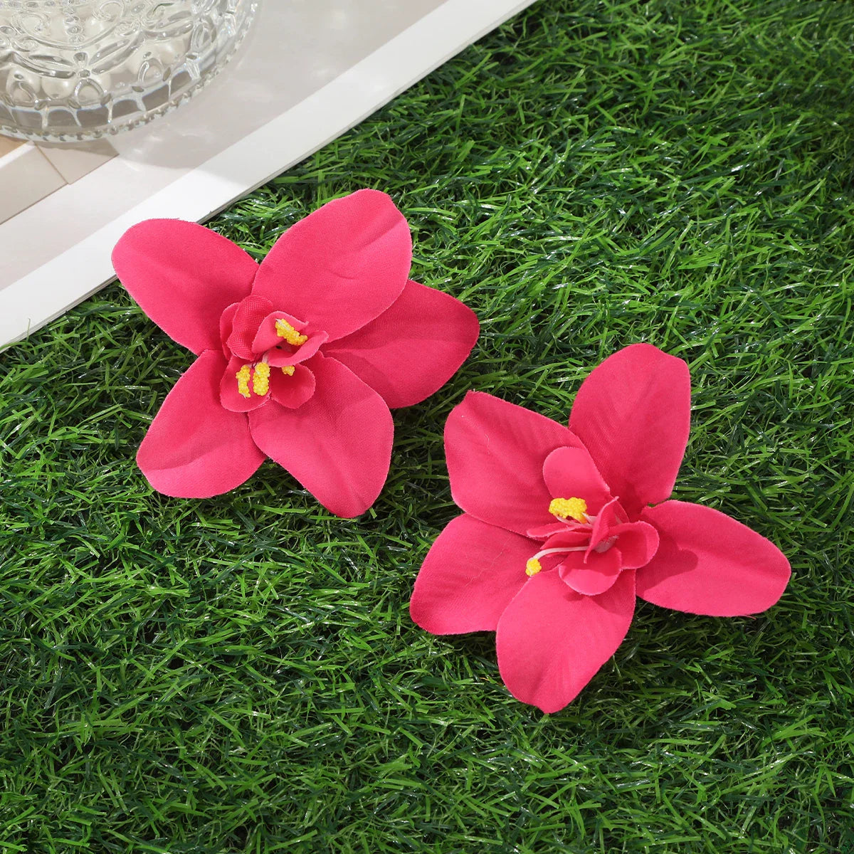 Simulated Orchid Flower Hairpins – White & Pink Hair Clips for Women, Summer Travel Seaside Fashion Headwear