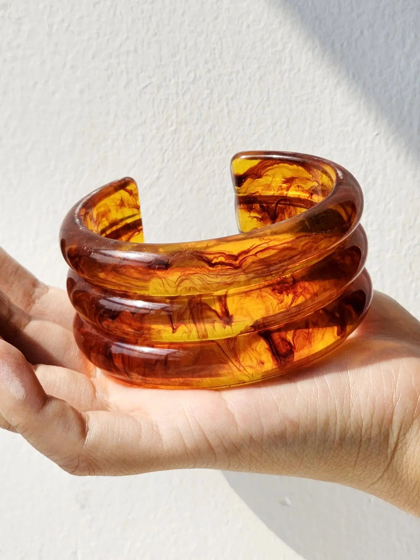 Creative Retro Geometric Chunky Brown Resin Bracelet – Autumn Winter Sweater Bangle for Women 2025