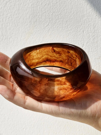 Creative Retro Geometric Chunky Brown Resin Bracelet – Autumn Winter Sweater Bangle for Women 2025
