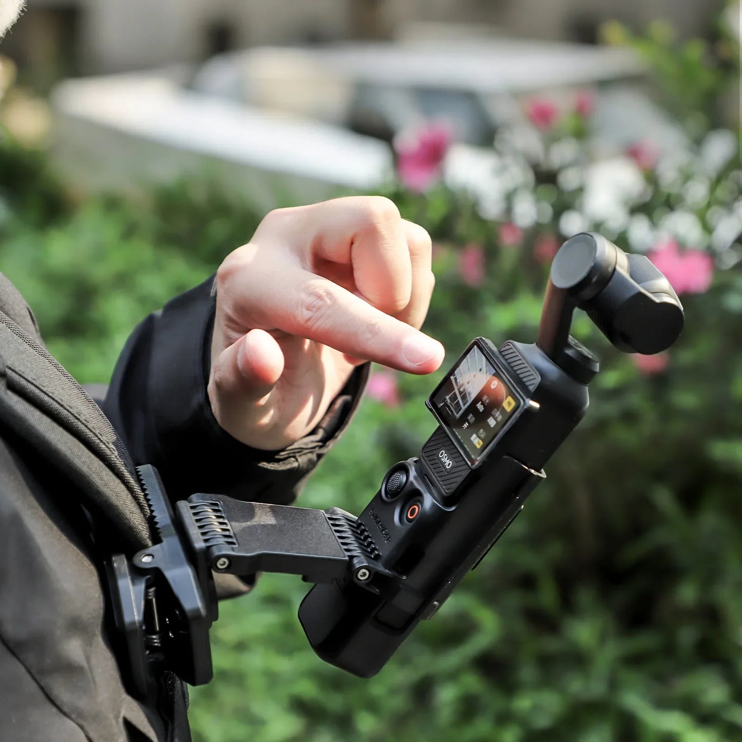 SUNNYLIFE Backpack Clip Mount for DJI Pocket 3 – Extendable Rotatable Magnetic Holder for Hands-Free Vlogging, Cycling & Travel Recording