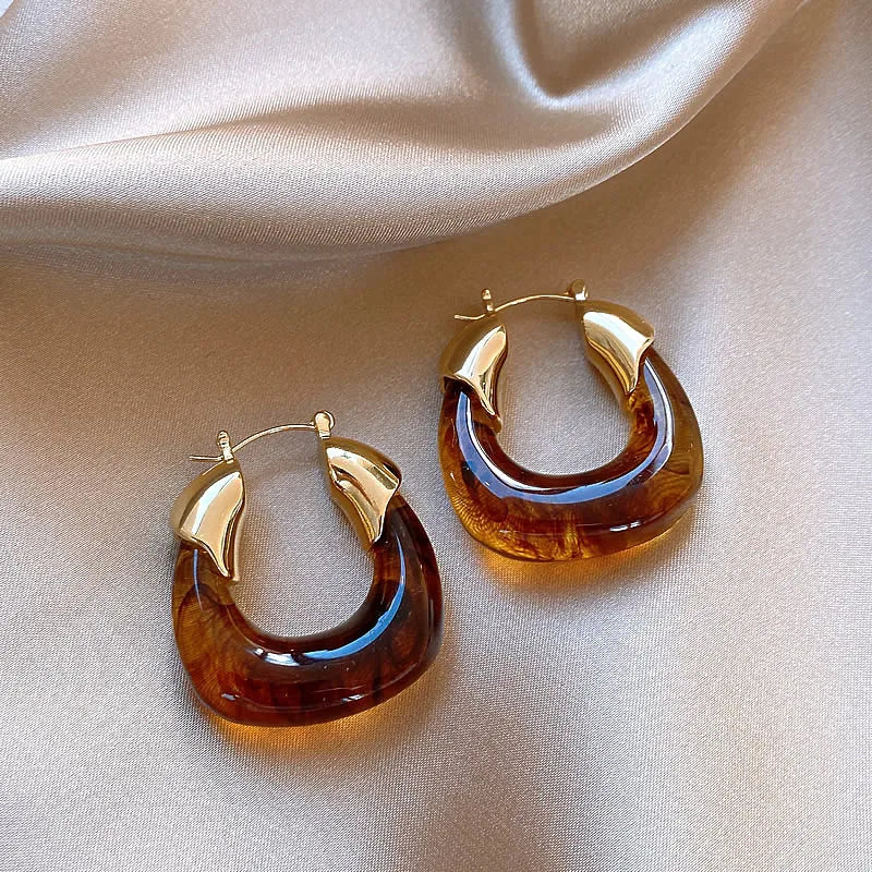 Retro Brown Resin U-Shaped Hoop Earrings — European & American Geometric Earrings for Women, Simple Fashion Jewelry Gift