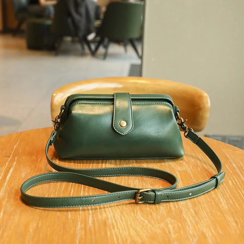 Minimalist Women’s PU Shoulder Bag - Trendy Crossbody Handbag with Clip for Daily & Professional Use