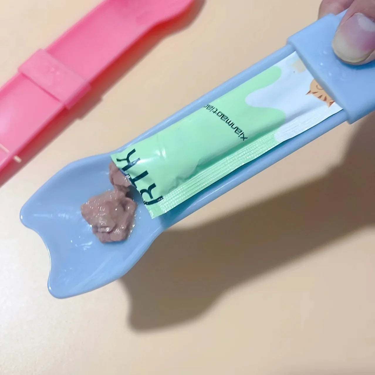 Cat Treat Squeeze Spoon - Lickable Wet Food Feeder Tool for Cats & Pet Feeding Supplies