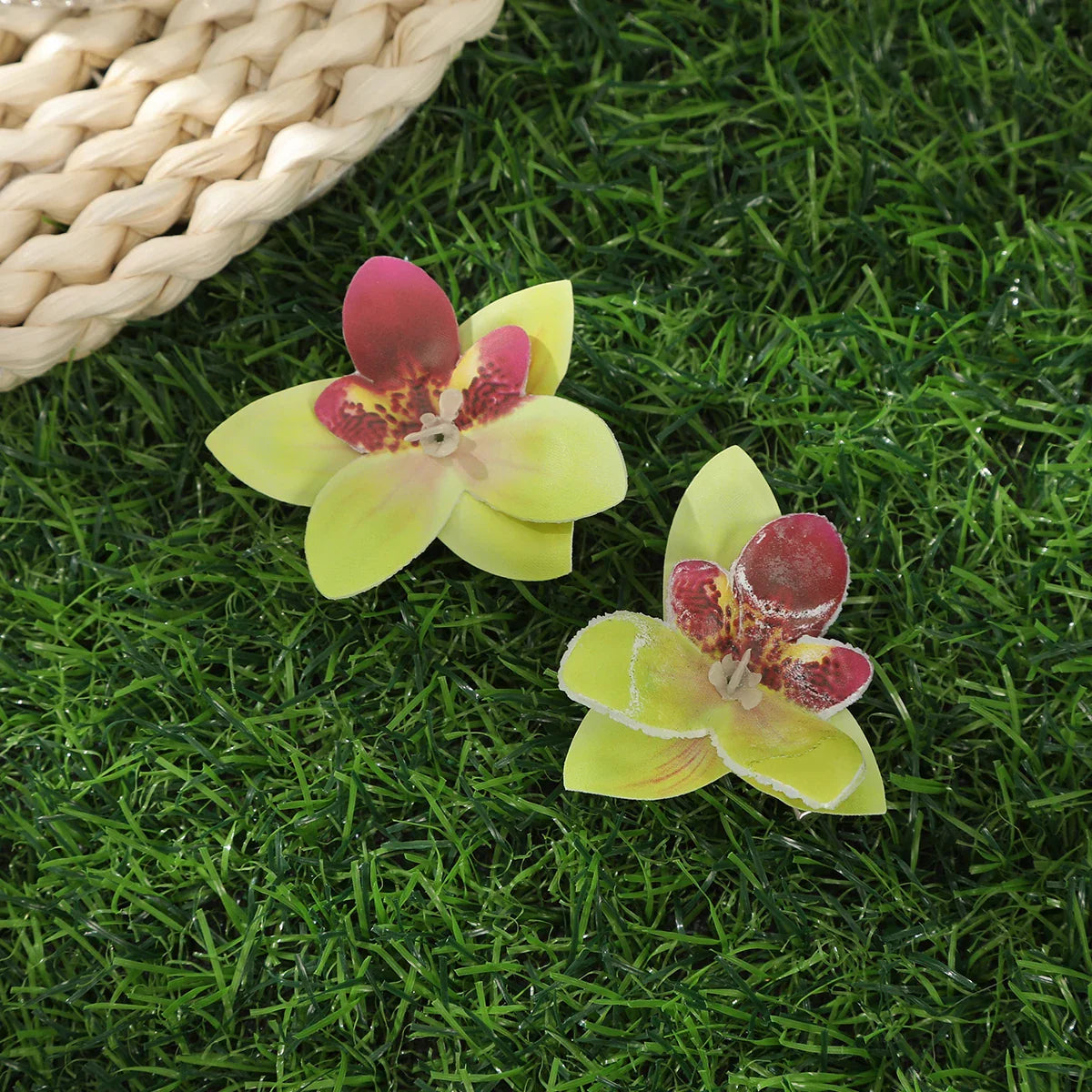 Simulated Orchid Flower Hairpins – White & Pink Hair Clips for Women, Summer Travel Seaside Fashion Headwear