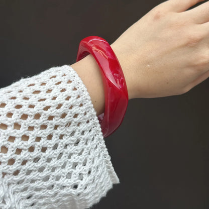KMVEXO Vintage Wide Red Geometric Resin Bangles – Irregular Chunky Acrylic Bracelets for Women Summer Gift