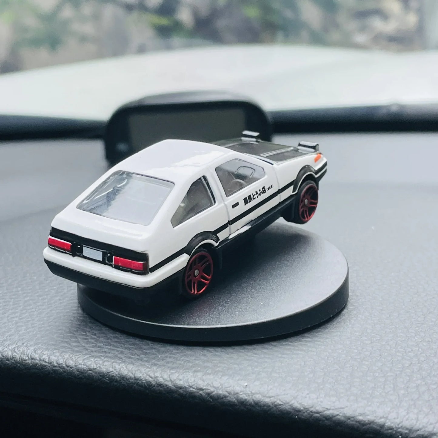 Car Interior Drift Ornament — Rotating Swinging Toy Model for Center Console Decoration