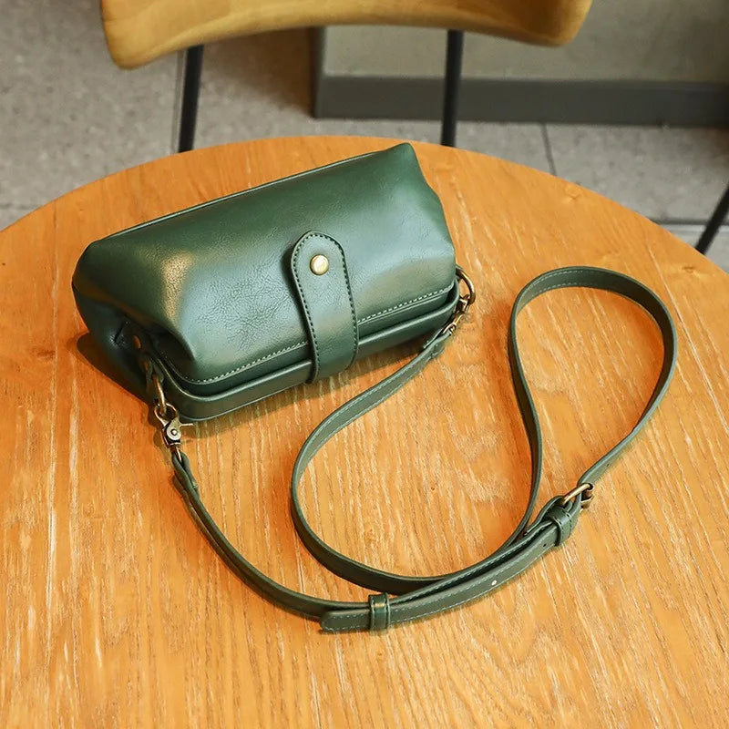 Minimalist Women’s PU Shoulder Bag - Trendy Crossbody Handbag with Clip for Daily & Professional Use