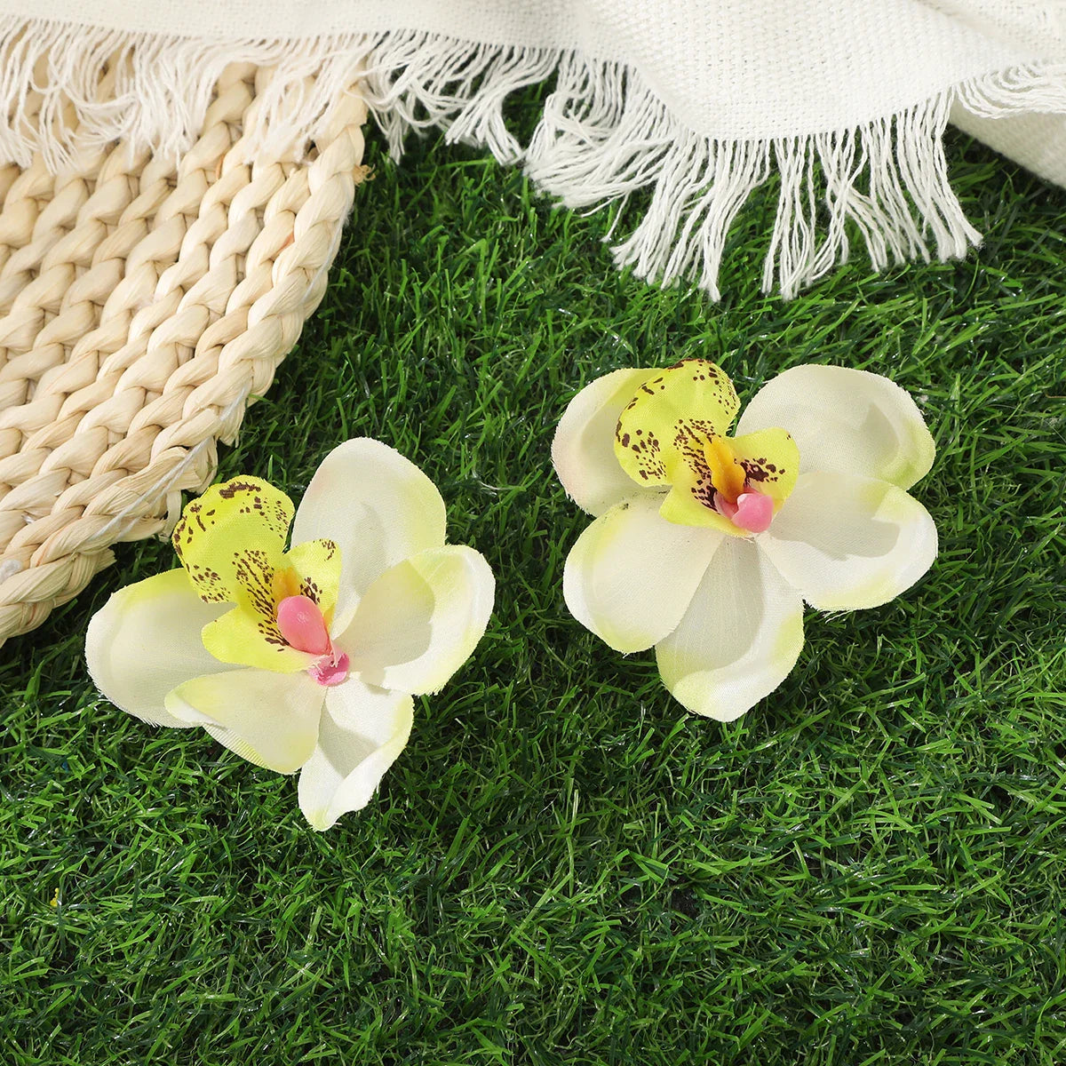Simulated Orchid Flower Hairpins – White & Pink Hair Clips for Women, Summer Travel Seaside Fashion Headwear