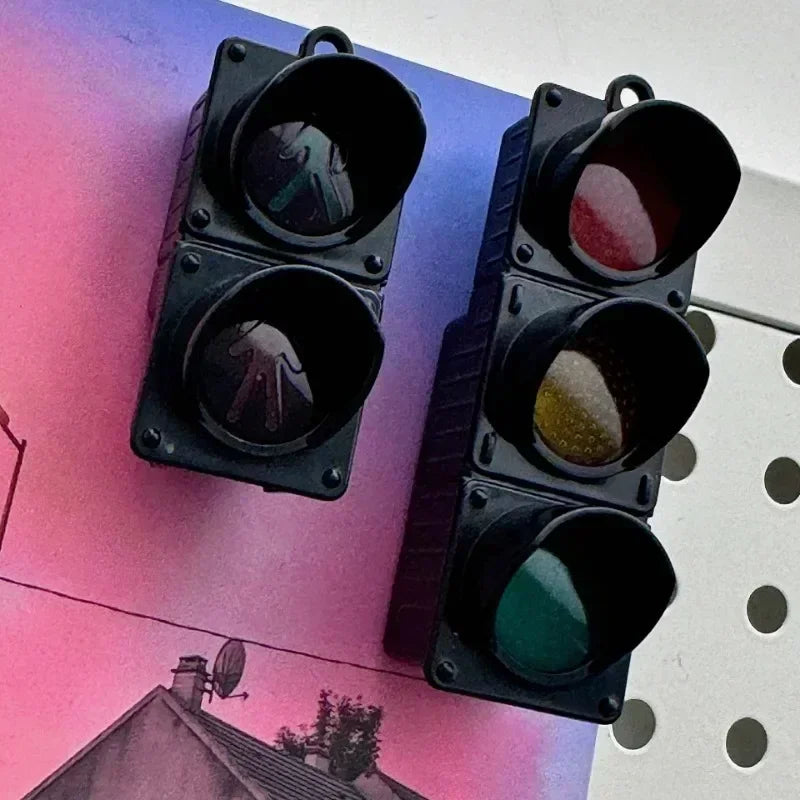 1/4Pcs Mini Simulation Electronic Traffic Light Keychain – LED Pedestrian Light Toy for Kids’ Learning & Gifts