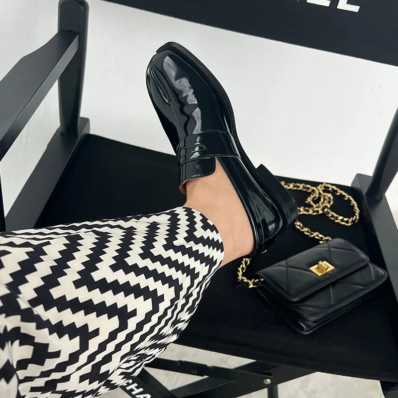 Women’s Black Tabi Shoes — Split Toe Flats with Thin Sole, Casual Loafers, Fashionable Footwear