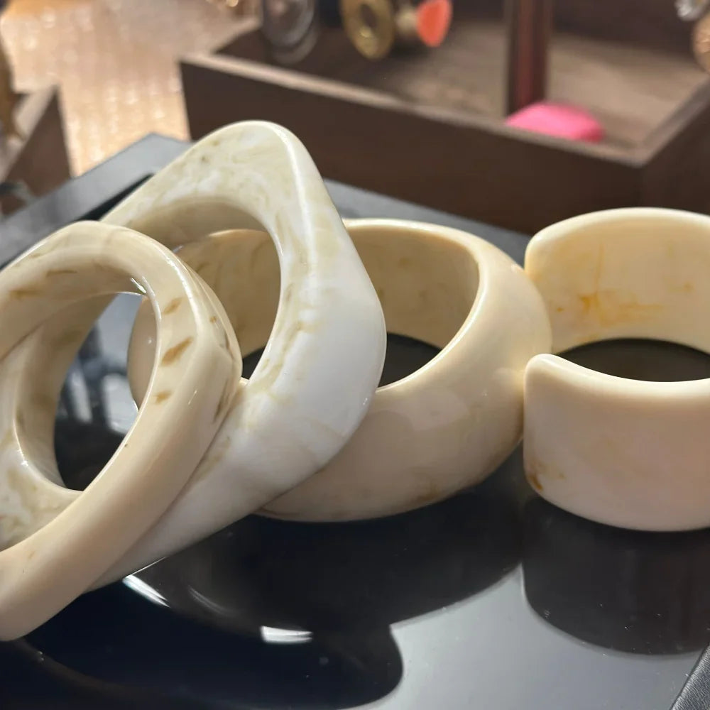 Exaggerated Thick Resin Off-White Imitation Marble Wide Bracelet – Stylish Jewelry for Women’s Party & Vacation