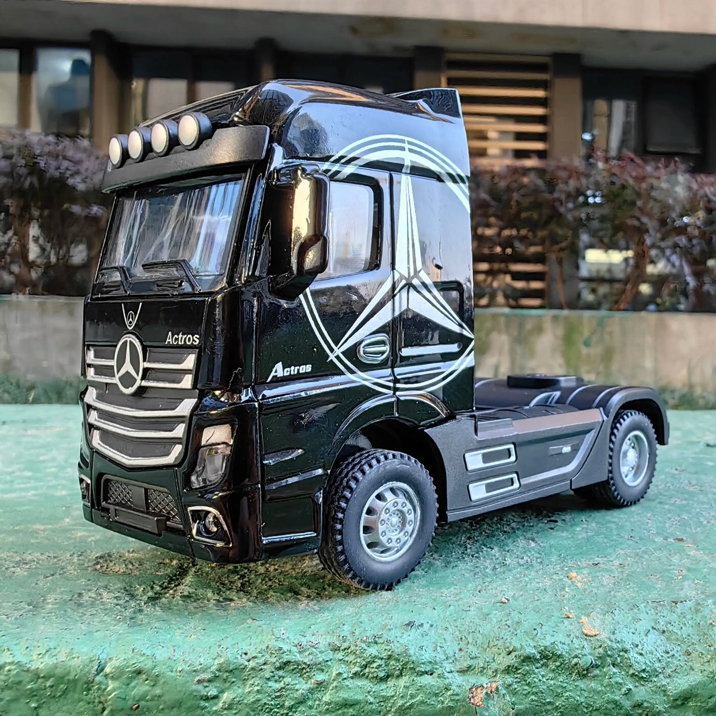 1:50 Large Diecast Alloy Truck Model – Pull-Back Container Toy with Sound & Light for Boys’ Gifts