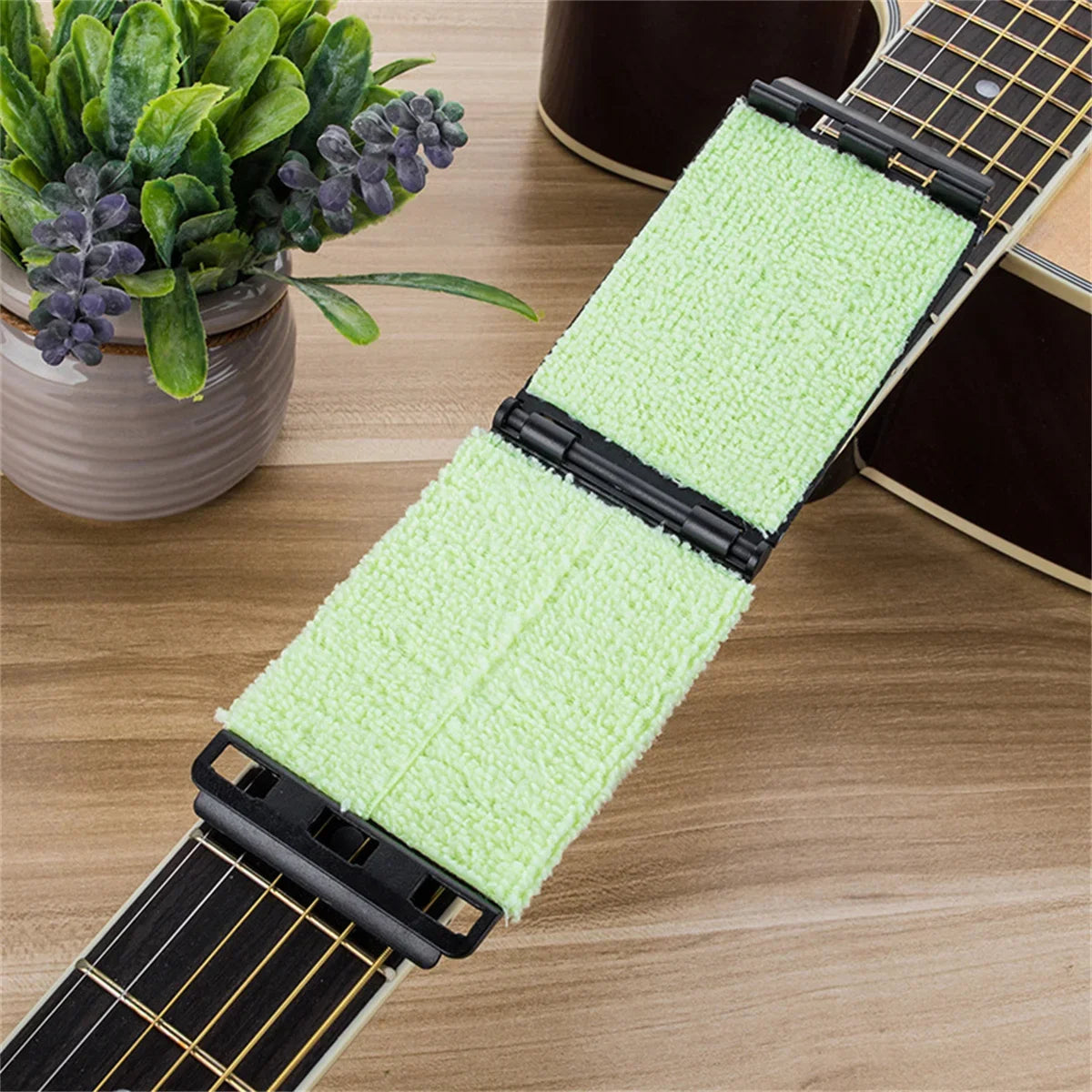 Guitar String Cleaner Cloth - Fretboard Maintenance Tool for Violin, Bass, Ukulele & Electric Guitars