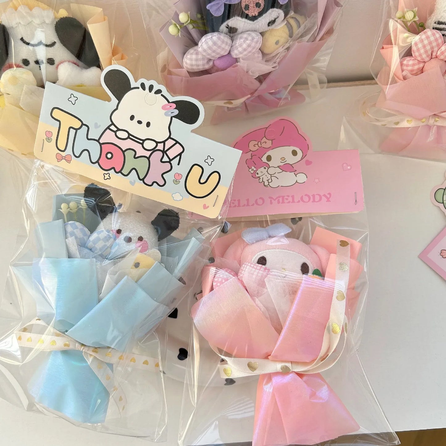 Sanrio Mini Doll Bouquet – Hello Kitty, Kuromi & Melody Plush Dolls Holding Flowers, Kawaii Valentine & Birthday Gift for Friends
