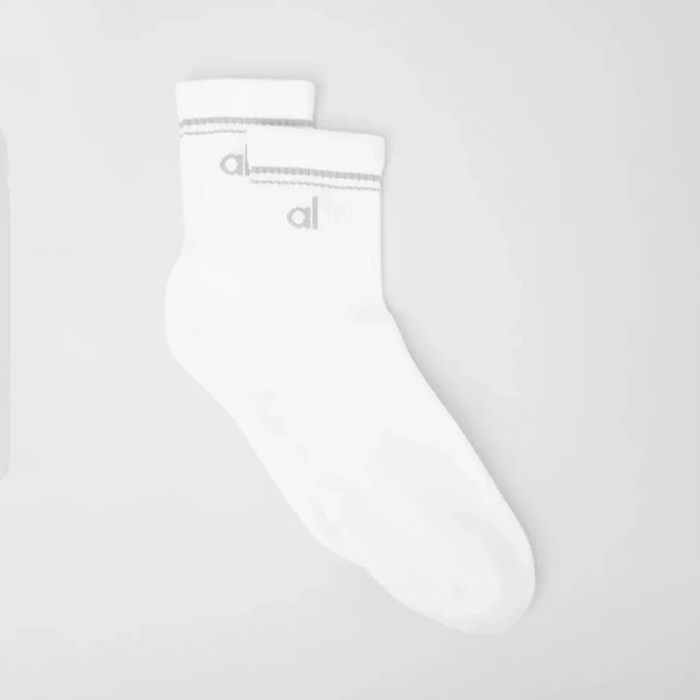 A Women's Soft Cotton Yoga Socks – Mid-Tube Solid Color Casual Socks for Men & Women*