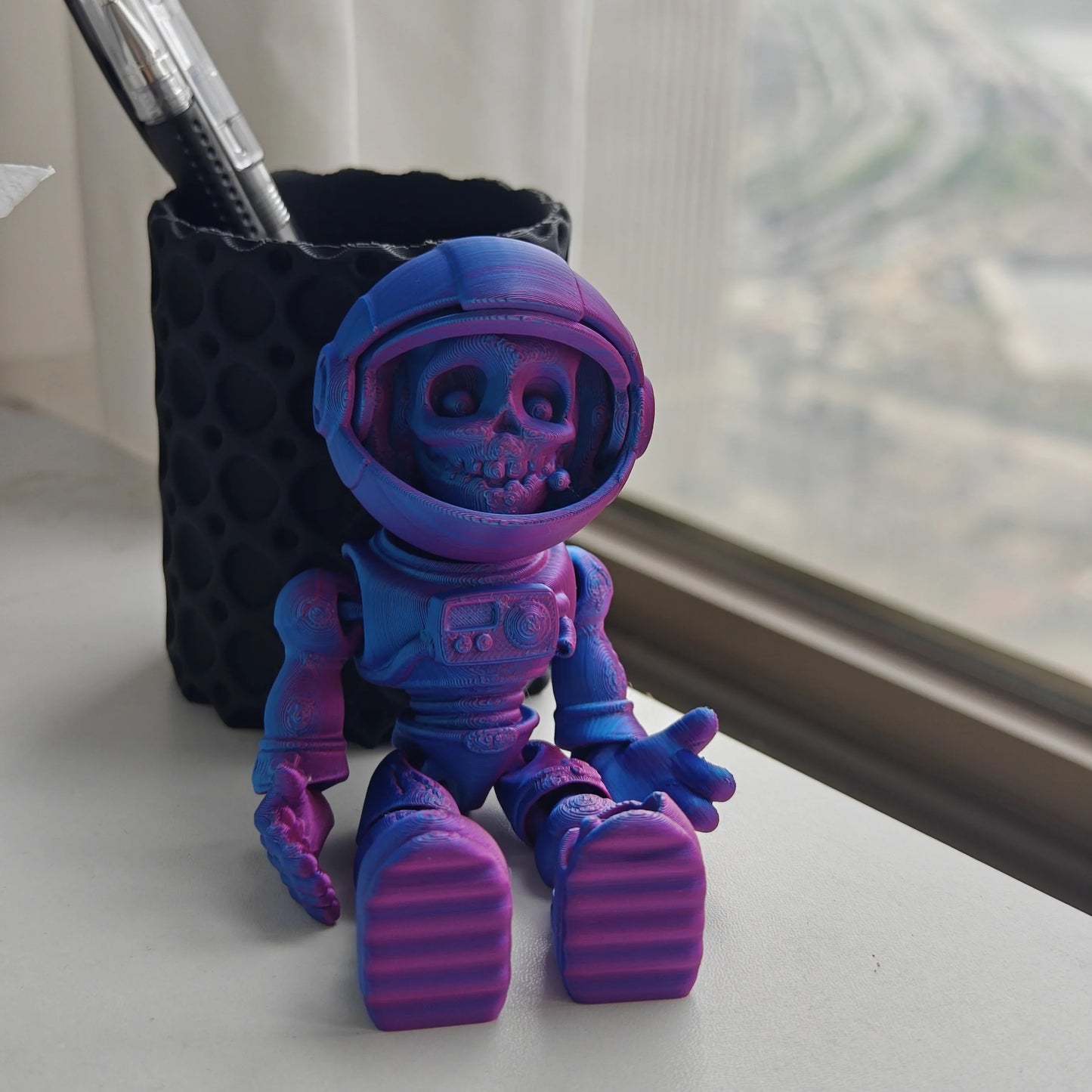 Articulated Skeleton Astronaut Figurine — 3D Printed Movable Space-Themed Collectible with Sliding Helmet for Home Display