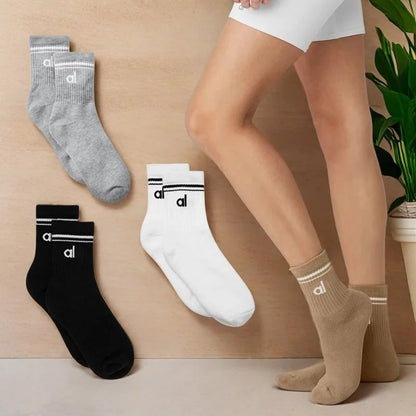 A Women's Soft Cotton Yoga Socks – Mid-Tube Solid Color Casual Socks for Men & Women*
