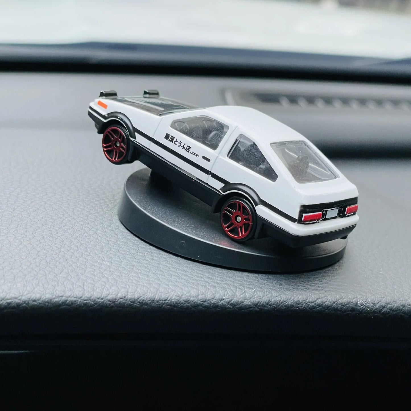 Car Interior Drift Ornament — Rotating Swinging Toy Model for Center Console Decoration