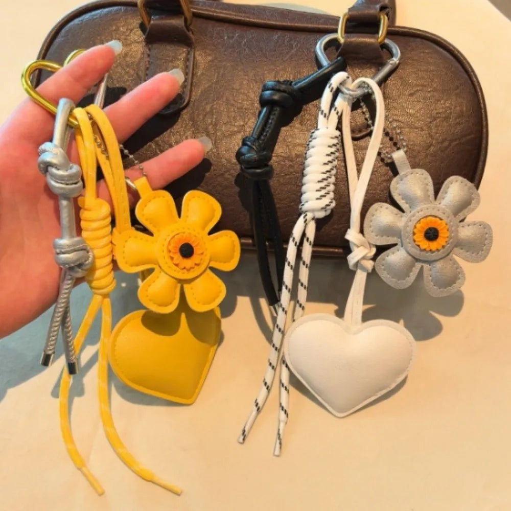 Vintage Leather Flower Heart Bag Charm Keychain – Handmade Boho Tassel Pendant for Tote Bags, Aesthetic Fashion Accessory for Women & Girls