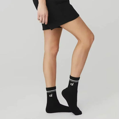 A Women's Soft Cotton Yoga Socks – Mid-Tube Solid Color Casual Socks for Men & Women*