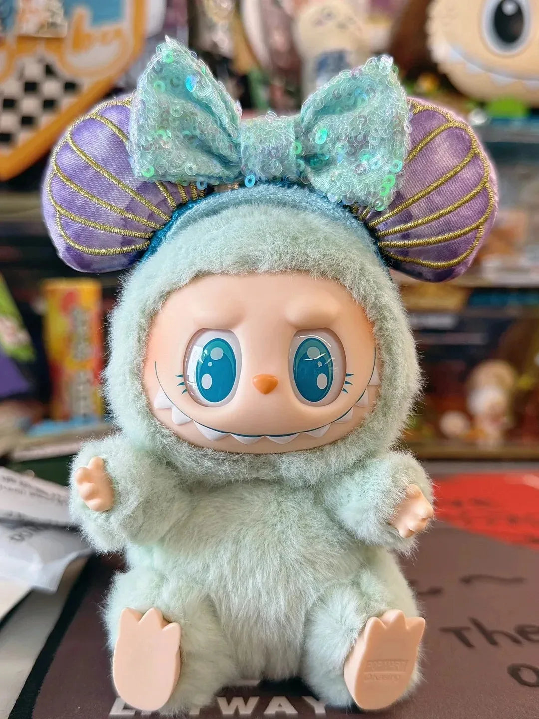 Labubu Sitting Party Plush Headband – Kawaii Hair Band Toy Decoration & Gift with Labubu2 Clothes   1/2